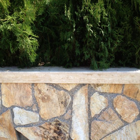 Облицовка на външна стена с камък гнайс полигонал
