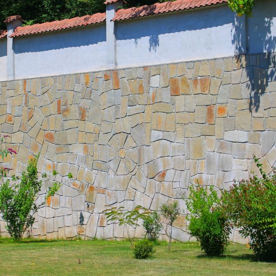 Каменна облицовка на подпорна стена